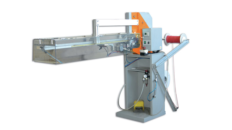 Macchina Automatica per l’applicazione del capicorda sull’elastico o cordoncino prelevati da bobina