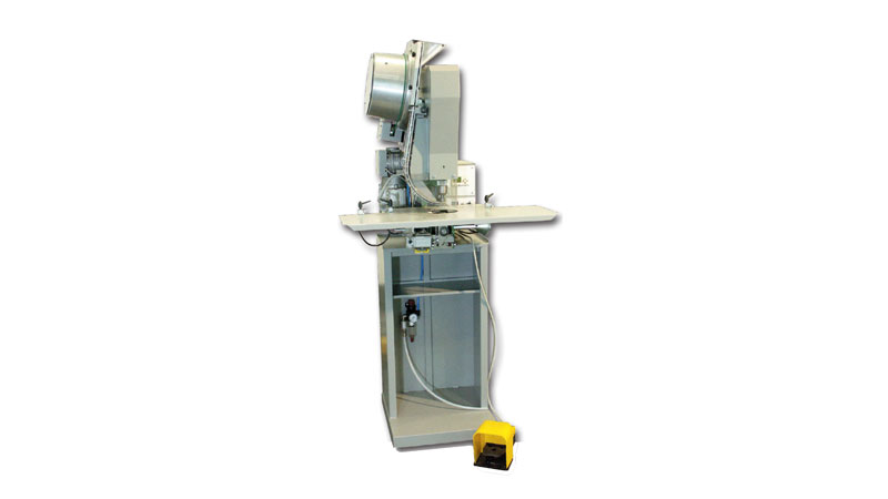 Macchina elettro-pneumatica per l’applicazione di occhielli passadito con doppio ciclo consecutivo perforazione/montaggio